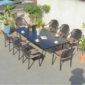 Bộ bàn ghế nhôm đúc 9 món, phối cảnh tổng thể ngoài trời, nệm sọc nổi bật