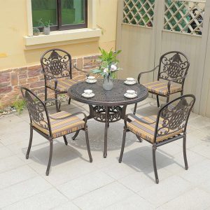 Bộ bàn ghế ngoài trời nhôm đúc 4 ghế hoa văn cổ điển, nệm sọc vàng nâu, bàn tròn
