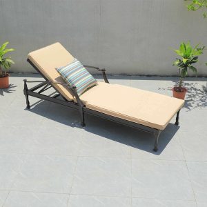 Ghế tắm nắng ngoài trời nhôm sơn tĩnh điện, nệm màu be và gối sọc, đặt ngoài sân vườn