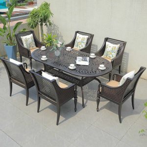 Bộ bàn ghế sân vườn nhôm đúc 6 ghế, nệm kem, gối tựa hoa lá, phong cách tân cổ điển