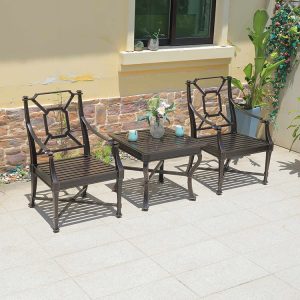 Bộ bàn ghế ngoài trời 3 món khung kim loại, chưa có nệm, đặt cạnh tường vàng