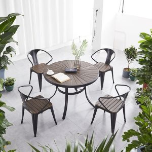 Bộ bàn ghế sân vườn 4 ghế lưng thấp, khung sắt, mặt ghế và bàn nhựa giả gỗ, phù hợp quán cafe ngoài trời