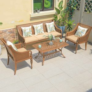 Bộ sofa sân vườn 4 món, nệm be, gối tựa hoa, chụp ngoài trời sáng rõ