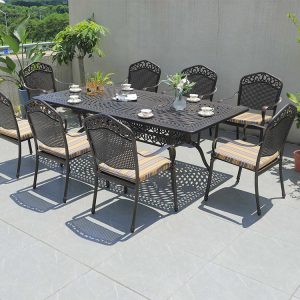 Bộ bàn ghế nhôm đúc ngoài trời 8 ghế, lưng ghế hoa văn cổ điển, nệm sọc vàng nâu