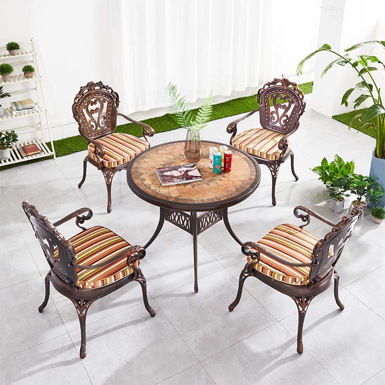 Bộ bàn ghế sân vườn tân cổ điển, mặt bàn mosaic, nệm sọc nhiều màu, chụp góc nghiêng rõ chi tiết
