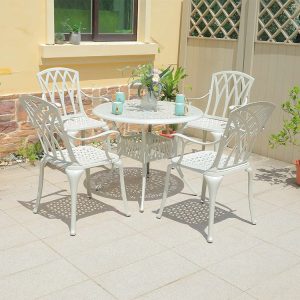 Bộ bàn ghế sân vườn nhôm đúc 5 món, nổi bật với hoa văn sang trọng, bối cảnh ngoài trời đẹp