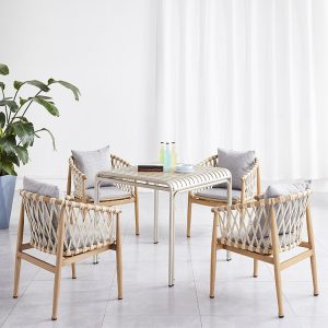 Bộ bàn ghế sân vườn khung nhôm giả gỗ vàng nhạt, đan dây rope, nệm xám nhạt
