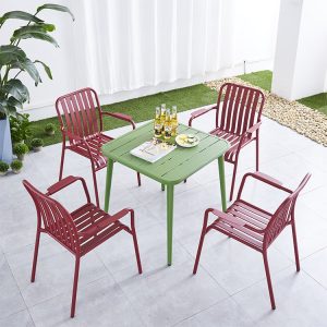 Bộ bàn ghế sân vườn nhôm phối màu xanh lá và đỏ, phong cách trẻ trung, nổi bật