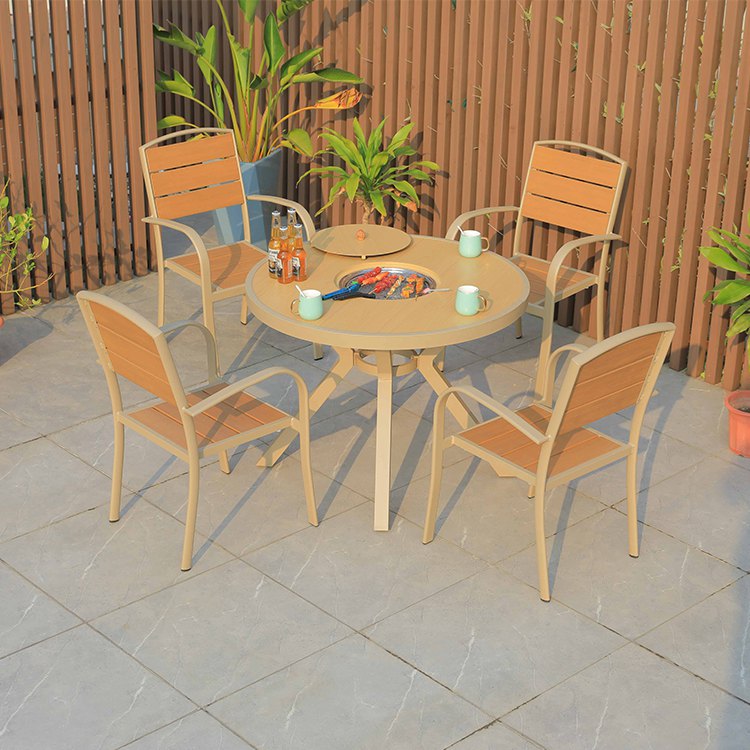 Bộ bàn ghế sân vườn nhôm 4 ghế nan gỗ cong, bàn tròn tích hợp bếp nướng BBQ