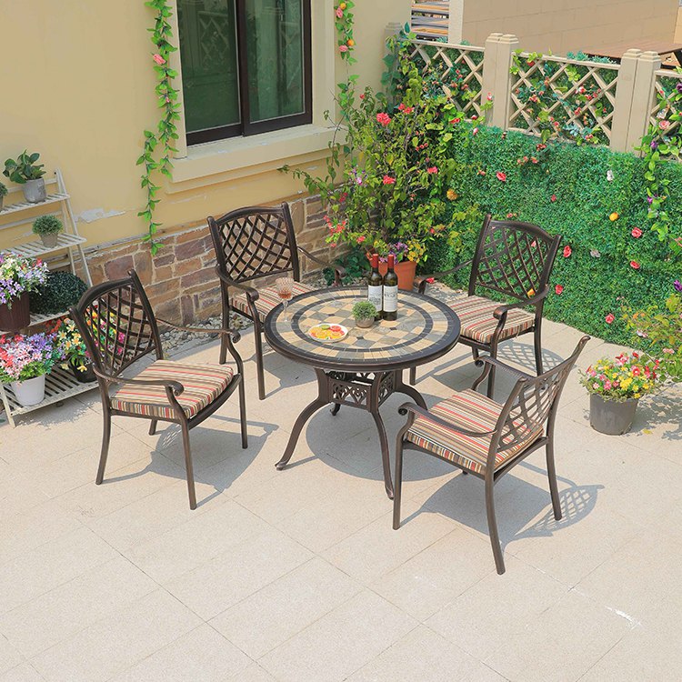 Bộ bàn ghế sân vườn nhôm đúc, mặt bàn mosaic, nệm sọc nhiều màu sang trọng