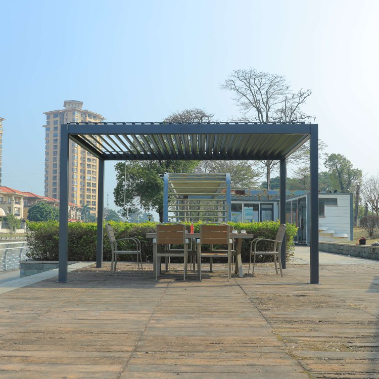 Nhìn trực diện pergola nhôm ngoài trời, bàn ghế ăn phù hợp cho gia đình hoặc nhóm bạn