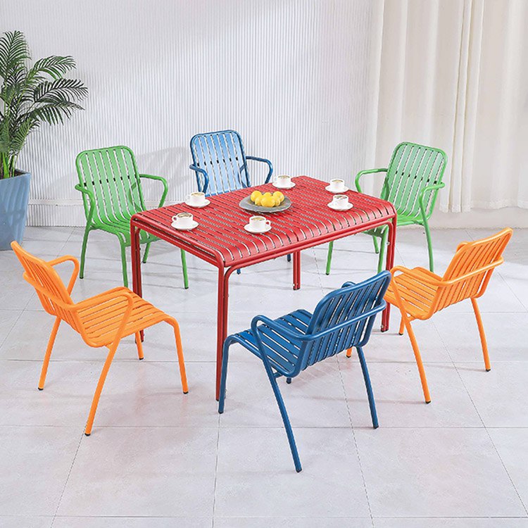 Bộ bàn ghế ăn ngoài trời phối nhiều màu sắc nổi bật: đỏ, xanh dương, xanh lá, cam, 1 bàn và 6 ghế