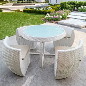 Bộ bàn ghế sân vườn nhựa giả mây màu trắng, nệm kem, bàn kính tròn sang trọng