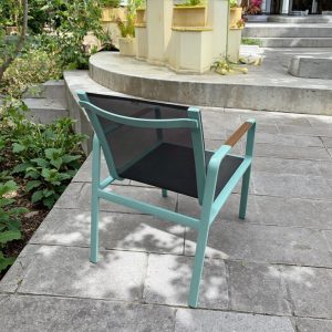 Ghế đơn khung nhôm sơn tĩnh điện, lưới đen, tay vịn gỗ