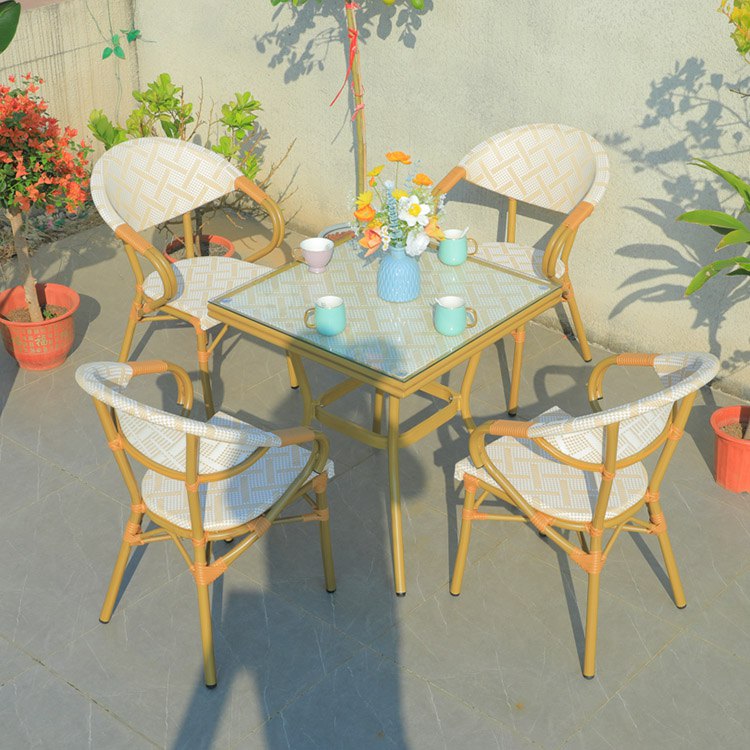 Bộ bàn vuông 4 ghế giả mây màu vàng trắng, thiết kế thanh lịch cho sân vườn