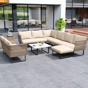 Bộ sofa góc ngoài trời lớn, dây rope, nệm be, bàn kính vuông, phù hợp sân biệt thự