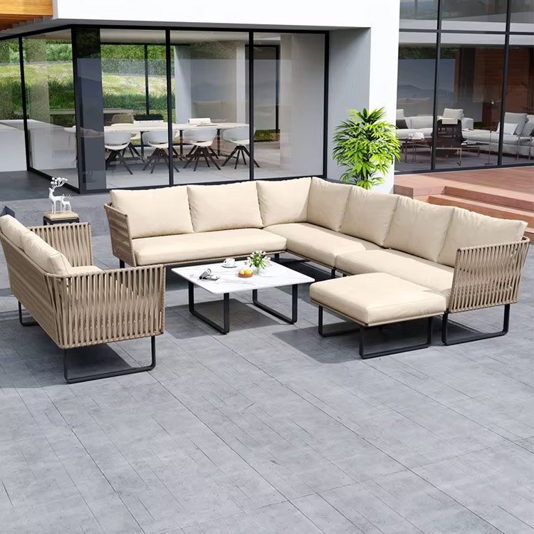 Bộ sofa góc ngoài trời lớn, dây rope, nệm be, bàn kính vuông, phù hợp sân biệt thự