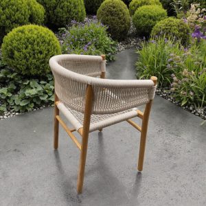 Góc nhìn sau ghế dây rope ngoài trời, khung gỗ đẹp, phù hợp sân vườn