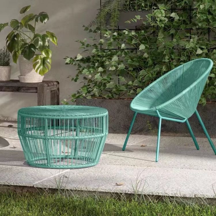 Ghế đơn và bàn trà dây nhựa giả mây màu xanh ngọc, thiết kế hiện đại cho không gian ngoài trời