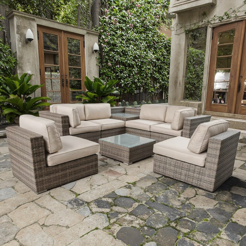 Bộ sofa sân vườn giả mây màu xám, nệm kem, kê ngoài trời phong cách hiện đại