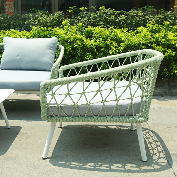 Cận cảnh ghế đơn sofa sân vườn dây rope, nệm dày màu ghi xanh nhạt