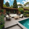 Bộ sofa sân vườn gỗ teak 4 món, nệm kem, bối cảnh sân vườn xanh mát, hiện đại
