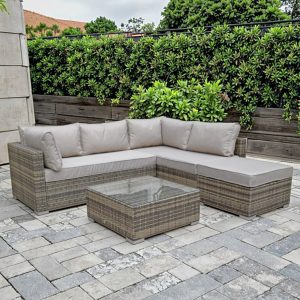 Bộ sofa giả mây ngoài trời màu ghi sáng, nệm ghi, bàn kính, không gian sân vườn xanh mát