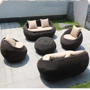 Bộ sofa sân vườn giả mây màu nâu đậm, gồm 1 sofa đôi, 2 ghế đơn, 1 bàn trà, phù hợp không gian ngoài trời