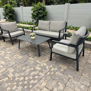Bộ sofa sân vườn 4 món khung nhôm, dây rope, nệm ghi xám, đặt trên nền gạch ngoài trời