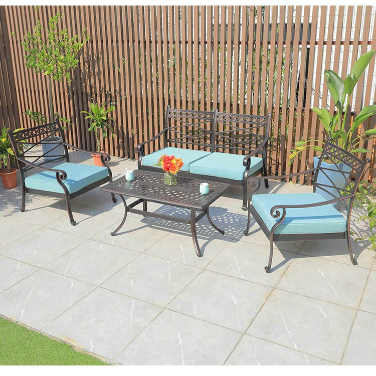 Bộ sofa ngoài trời 4 món khung nhôm đúc, nệm xanh dương, chụp toàn cảnh