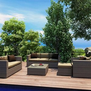Bộ sofa sân vườn giả mây màu xám, nệm nâu, bối cảnh sân vườn xanh mát