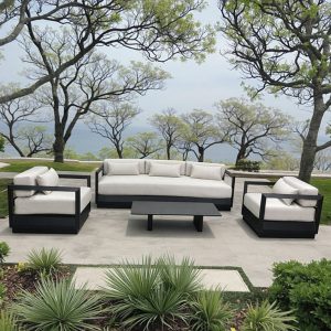 Bộ sofa sân vườn 4 món khung nhôm, nệm sáng, đặt giữa thiên nhiên thoáng đãng
