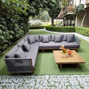 Bộ sofa sân vườn khung nhôm, dây rope đan tay, nệm ghi xám, bàn trà gỗ vuông, đặt ngoài trời