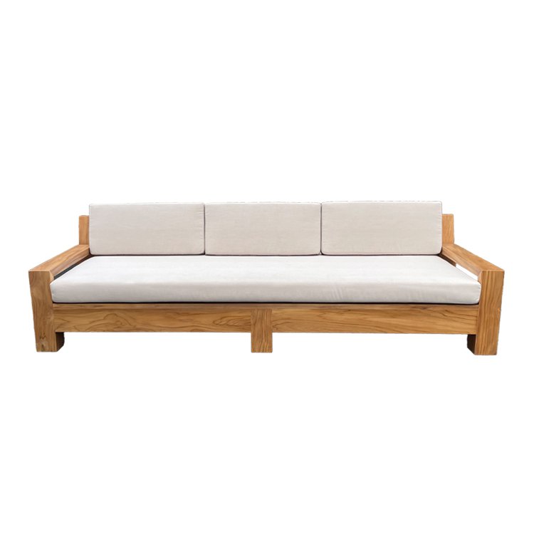 Góc nhìn trực diện sofa gỗ teak 3 chỗ, nệm kem, thiết kế vuông vức