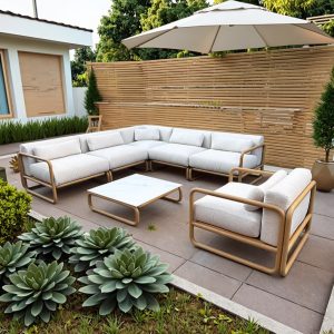 Sofa sân vườn góc L, khung nhôm bo tròn, nệm ghi sáng, bàn trà kính đá, không gian ngoài trời thoáng đãng