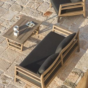 Sofa đôi và bàn trà gỗ teak, nệm xám đậm, phong cách hiện đại ngoài trời