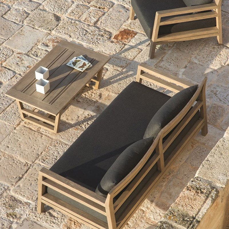 Sofa đôi và bàn trà gỗ teak, nệm xám đậm, phong cách hiện đại ngoài trời