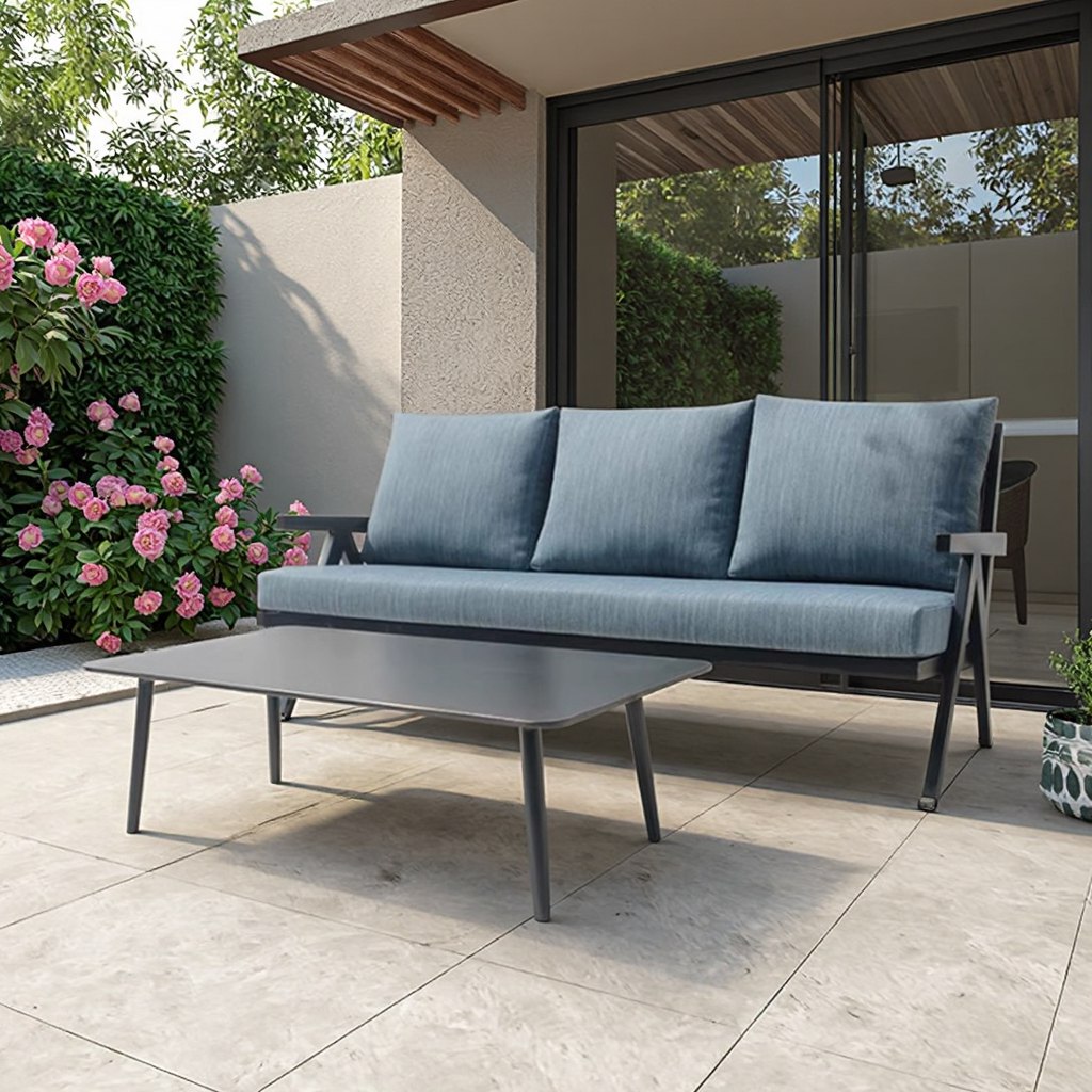 Sofa 3 chỗ ngoài trời khung nhôm, nệm xanh ghi, bàn trà đồng bộ, phù hợp ban công hoặc sân vườn