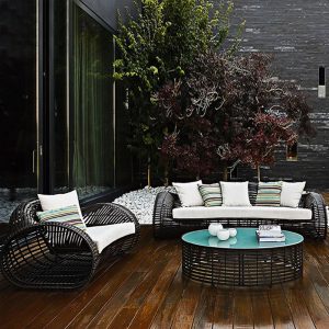Bộ sofa sân vườn hiện đại gồm sofa dài, ghế đơn, bàn trà kính, nệm trắng, phù hợp không gian ngoài trời.