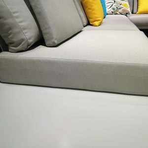 Cận cảnh nệm sofa ngoài trời dày dặn, vải bọc xám cao cấp