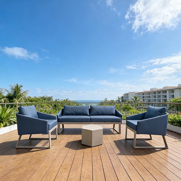 Bộ sofa sân vườn 4 món đặt trên sân thượng view biển, phong cách hiện đại