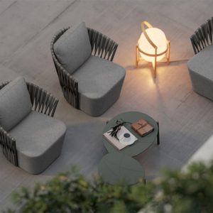 Cận cảnh 2 ghế đơn sofa sân vườn đan dây rope, nệm dày êm ái, bàn trà nhỏ tiện lợi