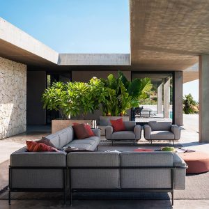 Bộ sofa ngoài trời khung nhôm, 2 ghế đơn, phối cảnh cây xanh, phong cách hiện đại tối giản