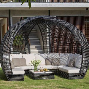 Sofa ngoài trời mái vòm đen, nệm be, đặt sân vườn biệt thự, bàn trà kính