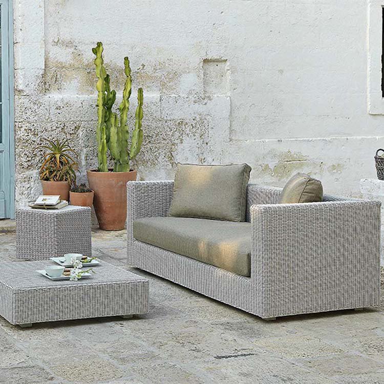 Sofa sân vườn giả mây, nệm ghi xám, phối cảnh sân vườn phong cách Địa Trung Hải