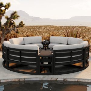 Bộ sofa sân vườn tròn hiện đại, nệm ghi sáng, phối cảnh ngoài trời với bàn trà và bàn phụ