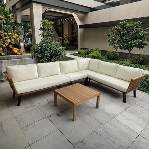 Sofa ngoài trời góc L khung gỗ teak, nệm kem, bàn trà vuông, bố trí sân vườn biệt thự