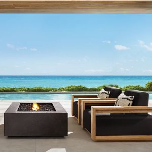 Hai ghế đơn gỗ teak nệm đen phối bàn trà vuông ngoài trời, view biển đẹp