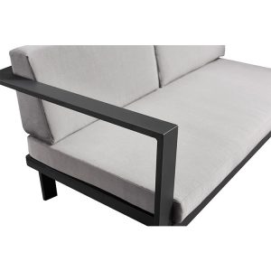 Cận cảnh tay vịn và nệm sofa ngoài trời khung nhôm sơn tĩnh điện