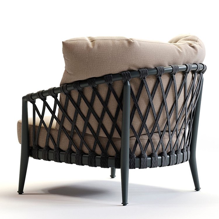 Mặt sau ghế đơn sofa ngoài trời đan dây rope, nệm màu be sang trọng